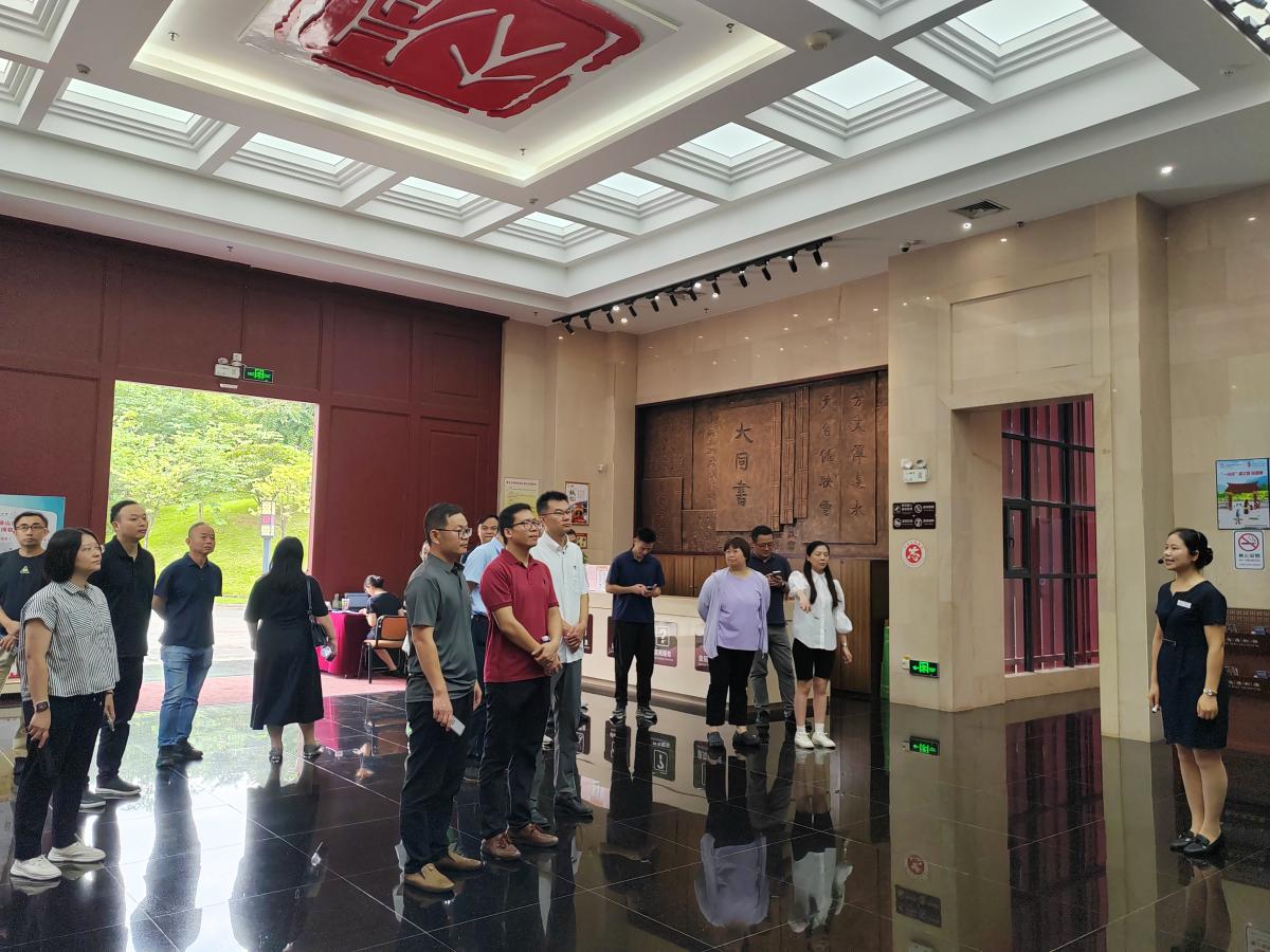 广东佛盈汇建工程管理有限公司一行等到康有为博物馆参观