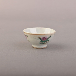 清粉彩花卉纹瓷杯