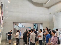 深圳报业集团要闻中心等团体参观南海区博物馆